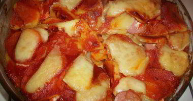 Рецепт Острой картофельной запеканки с курицей, сосисками и перцем чили