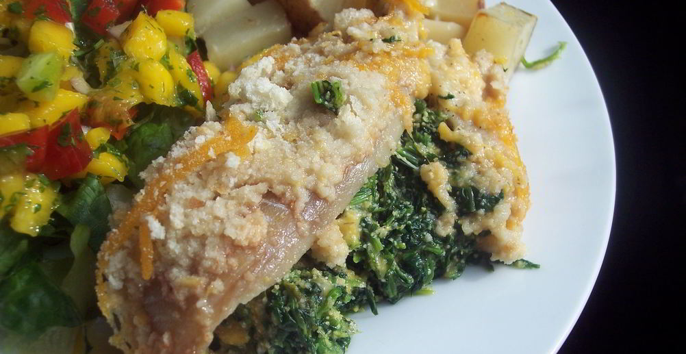 Рецепт яиц, запеченных в картофеле, с гарниром из шпината