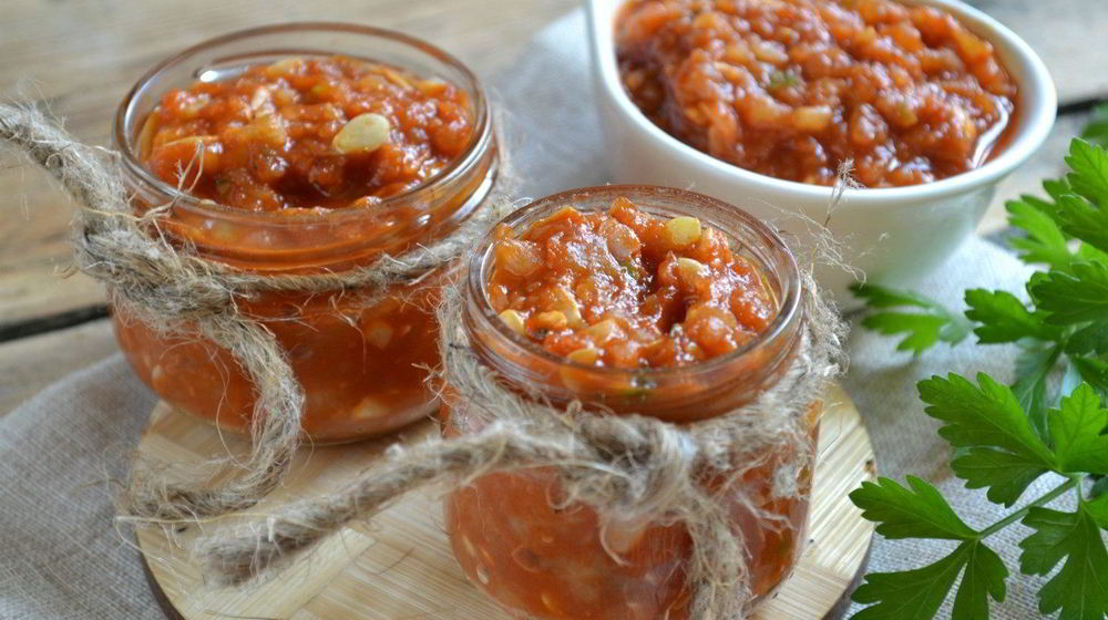 Как приготовить аджику из кабачков с томатной пастой