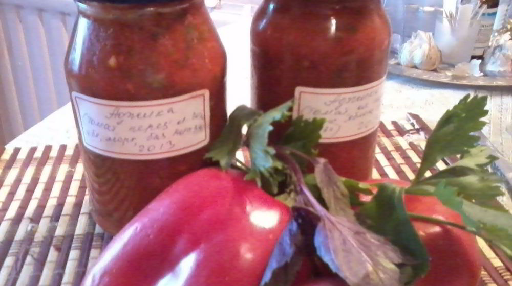 Как приготовить аджику из перца с яблоком и базиликом