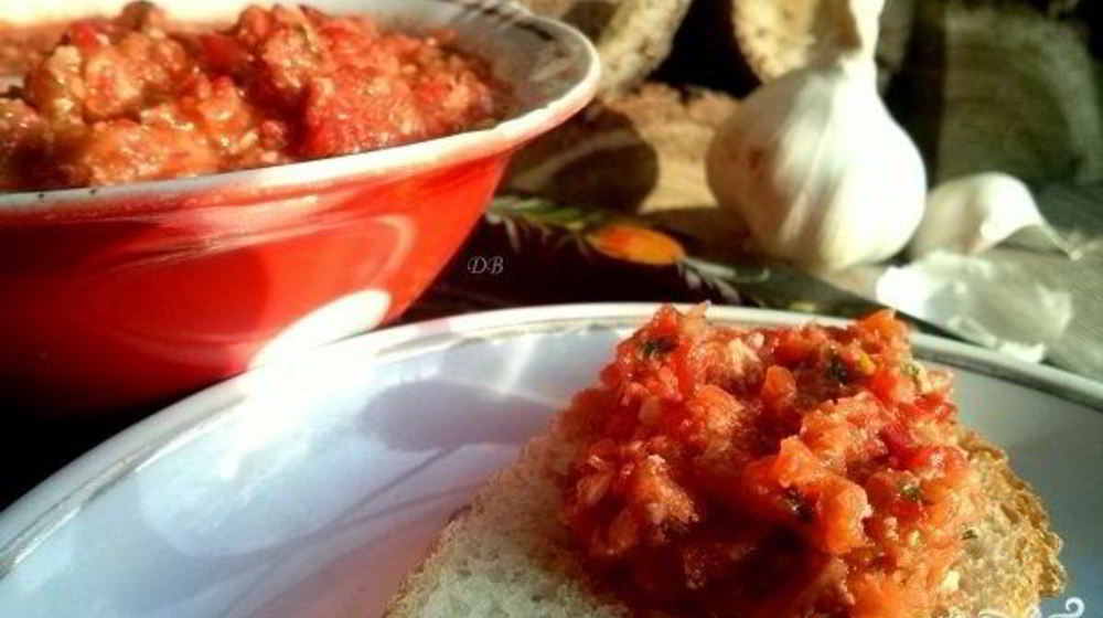 Как приготовить аджику из помидоров и чеснока на зиму