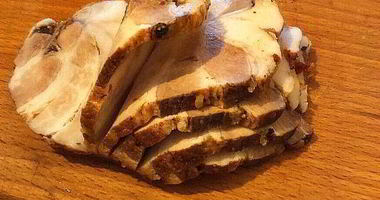 Рецепт Грудинки по-домашнему с чесноком и аджикой