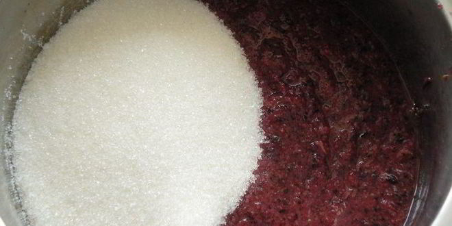Рецепт джема из черной смородины с вишней и яблоком