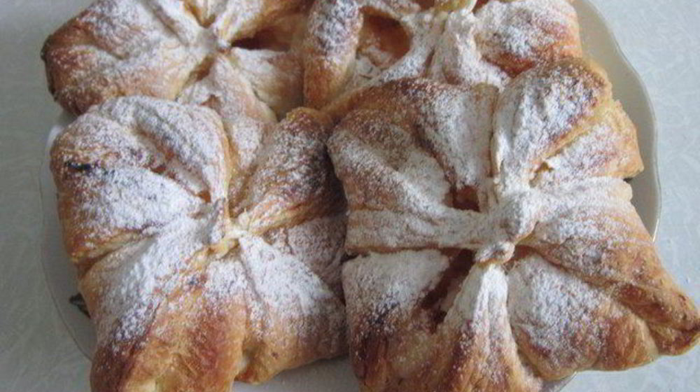 Как приготовить конверты из слоеного теста с творогом и джемом