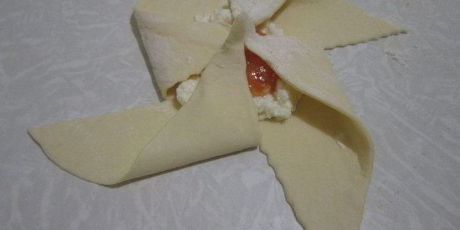 Рецепт конвертов из слоеного теста с творогом и джемом