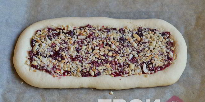 Рецепт песочных полосок с джемом и орехами