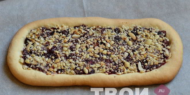 Рецепт песочных полосок с джемом и орехами