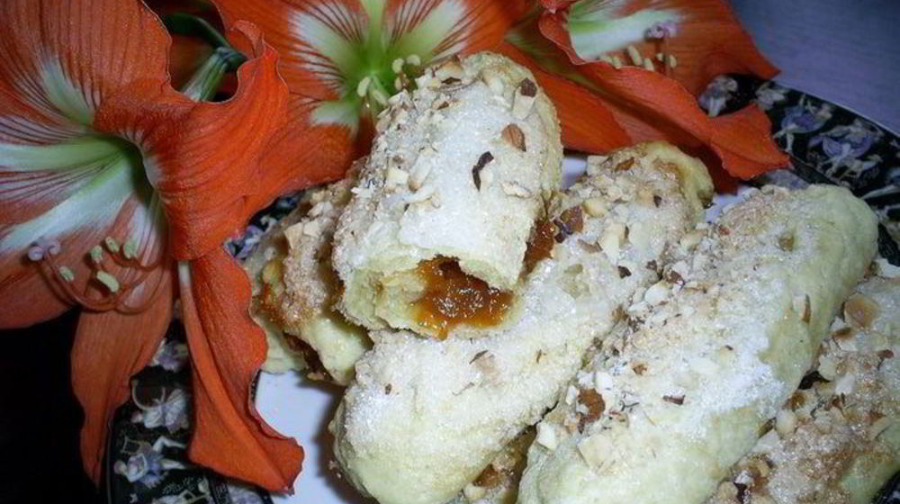 Как приготовить слоистые лимонные рулетики с джемом и орехами