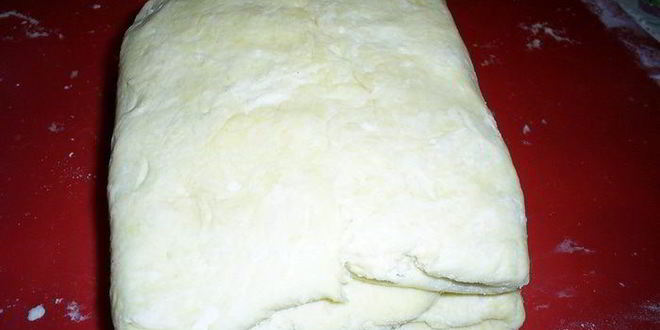 Рецепт слоистых лимонных рулетиков с джемом и орехами