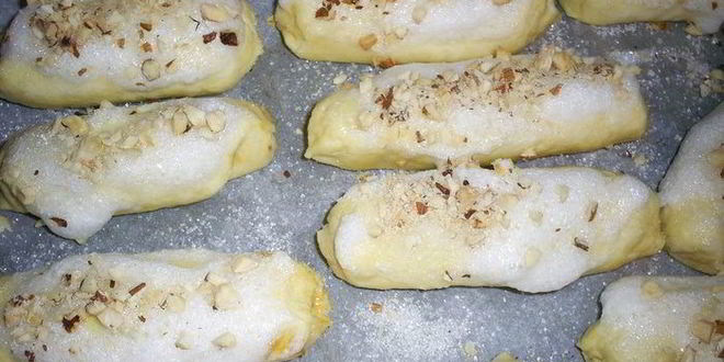 Рецепт слоистых лимонных рулетиков с джемом и орехами