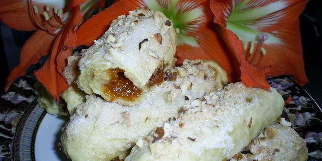 Рецепт слоистых лимонных рулетиков с джемом и орехами