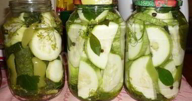 Рецепт Консервированных кабачков с хреном и листьями смородины