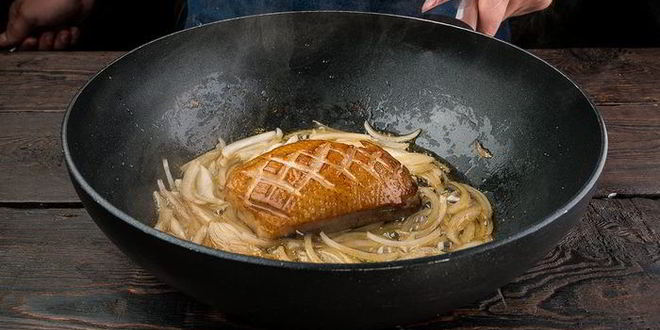 Рецепт пряной утиной грудки, тушеной в лечо