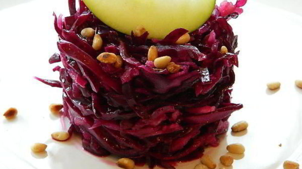 Как приготовить маринованую капусту с яблоками и кедровыми орехами