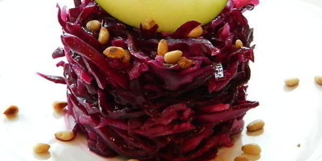 Рецепт маринованой капусты с яблоками и кедровыми орехами