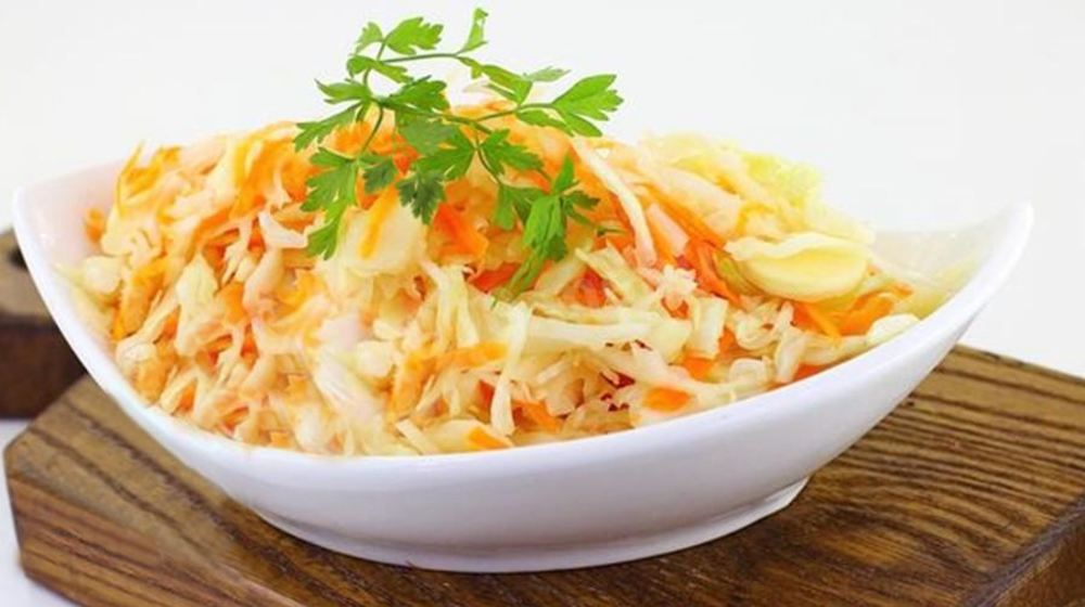 Как приготовить капусту с чесноком горячим рассолом