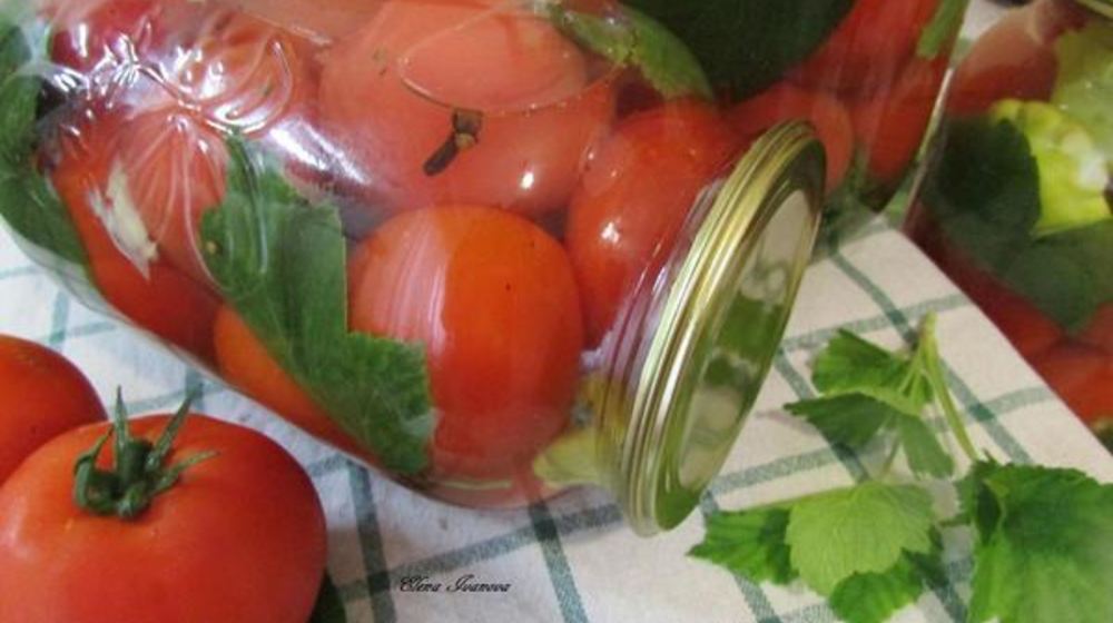 Как приготовить консервированные помидоры