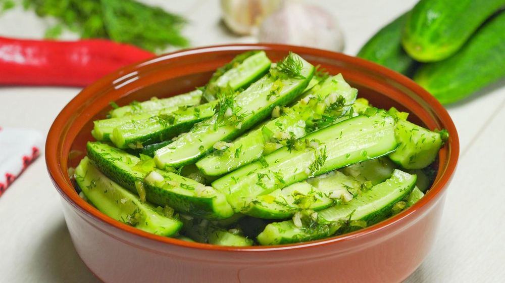 Как приготовить малосольные огурцы с чесноком и перцем