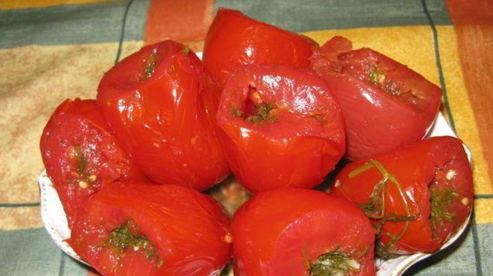 Как приготовить малосольные помидоры