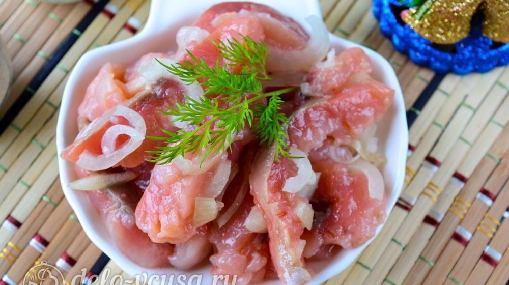 Как приготовить соленую горбушу в масле с луком