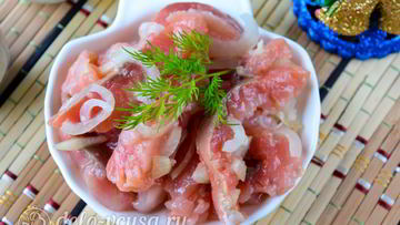 Рецепт Соленой горбуши в масле с луком