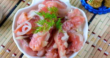 Рецепт Соленой горбуши в масле с луком