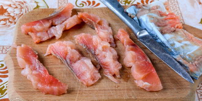 Рецепт соленой горбуши в масле с луком