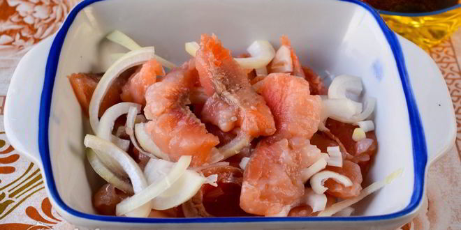 Рецепт соленой горбуши в масле с луком