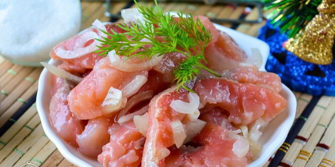 Рецепт соленой горбуши в масле с луком