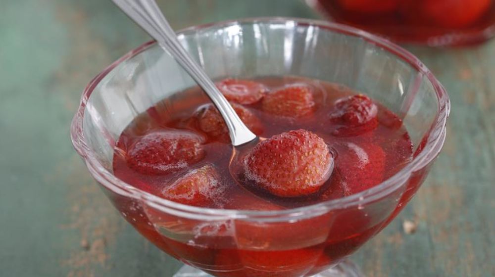 Как приготовить клубничное варенье с розовой водой