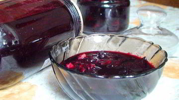 Рецепт Варенья из слив с орехами, имбирем и корицей
