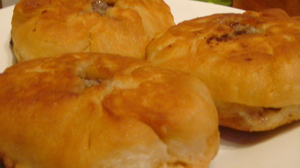 Как приготовить беляши с салатом и бакинских помидоров, сладкого лука и наршараба