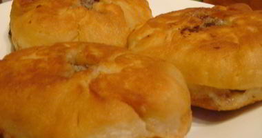 Рецепт Беляшей с салатом и бакинских помидоров, сладкого лука и наршараба