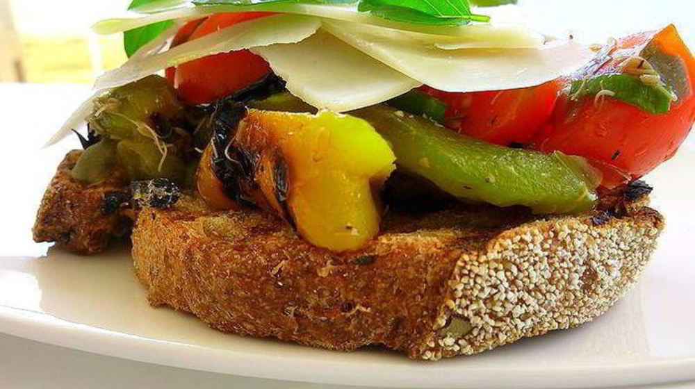 Как приготовить брускетту с жареным перцем