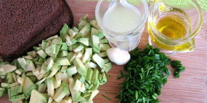 Рецепт брускетты гуакамоле с килькой на бородинском хлебе