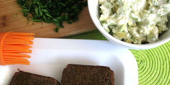 Рецепт брускетты гуакамоле с килькой на бородинском хлебе