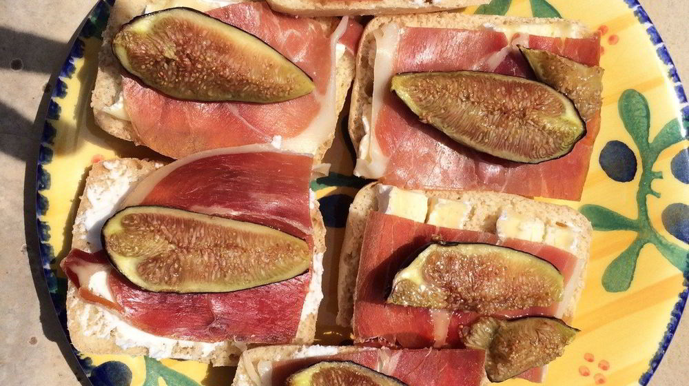 Как приготовить брускетту по-провански с инжиром и лавандовым медом