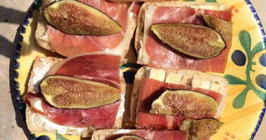 Рецепт Брускетты по-провански с инжиром и лавандовым медом