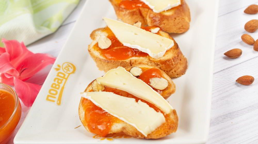 Как приготовить брускетту с абрикосом, миндалем и сыром