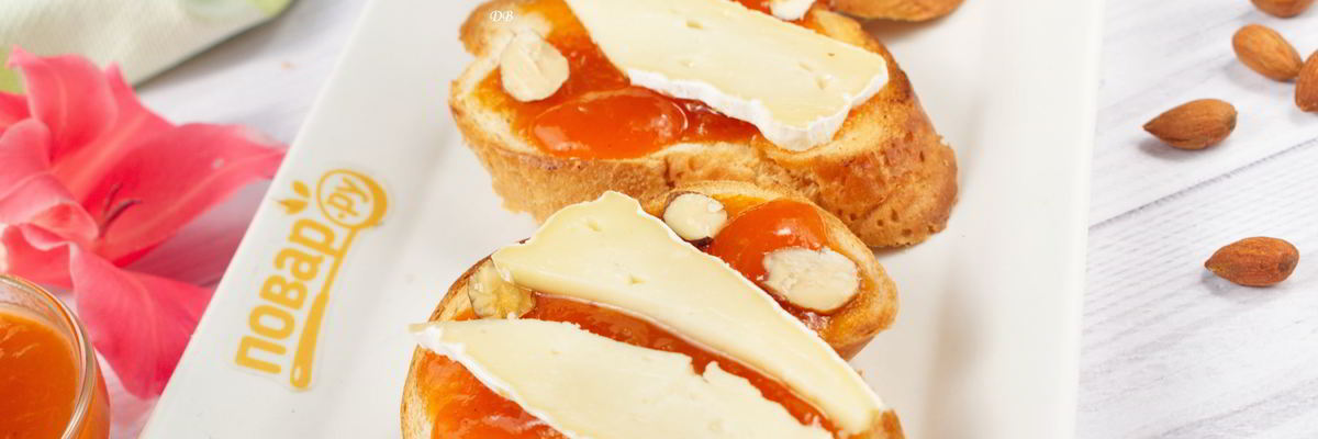 Рецепт Брускетты с абрикосом, миндалем и сыром