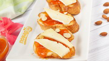 Рецепт Брускетты с абрикосом, миндалем и сыром