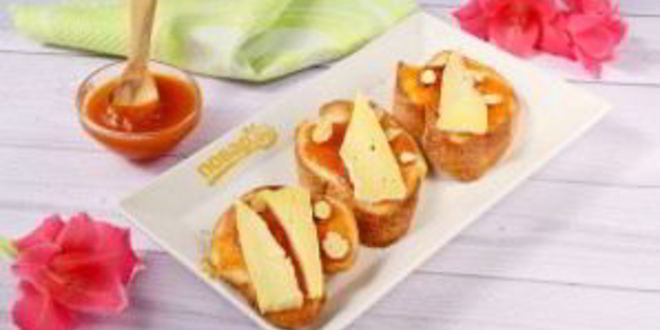 Рецепт брускетты с абрикосом, миндалем и сыром