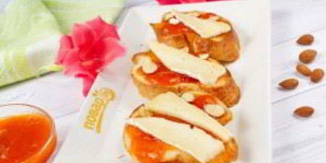 Рецепт брускетты с абрикосом, миндалем и сыром