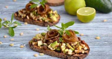 Рецепт Брускетты с авокадо и грушей