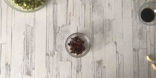 Рецепт брускетты с авокадо и грушей