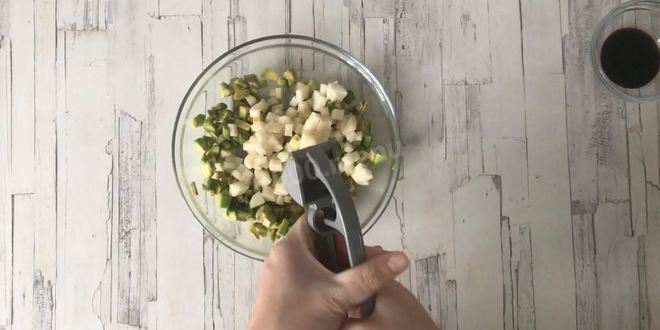 Рецепт брускетты с авокадо и грушей