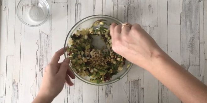 Рецепт брускетты с авокадо и грушей