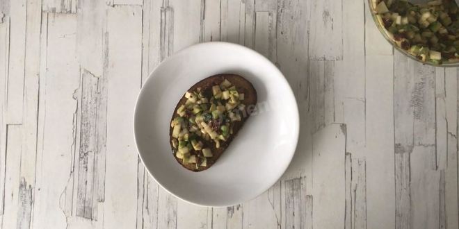 Рецепт брускетты с авокадо и грушей