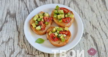 Рецепт Брускетты с авокадо и помидорами черри