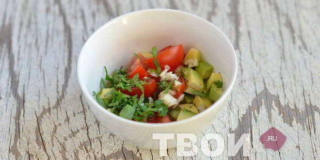 Рецепт брускетты с авокадо и помидорами черри